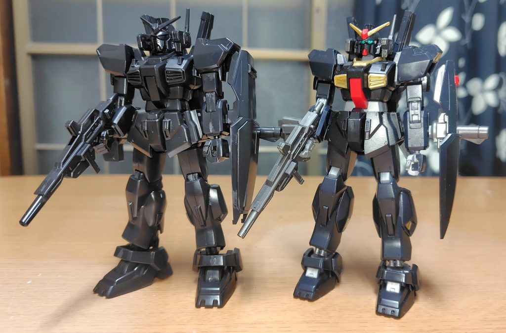 前回投稿の限定リアルタイプカラーと並べて。右の限定品がREVIVE版。今回のエコプラ製が旧HG版です。この両機に造形の違いはほぼ無いですが、可動域はやや狭いです。