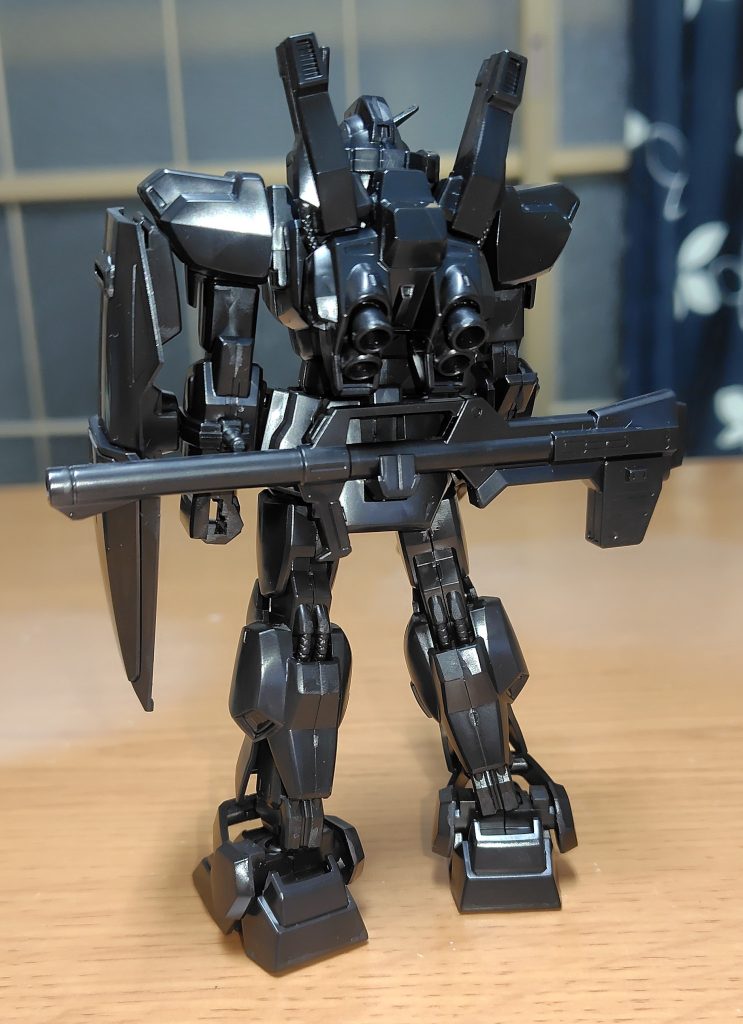 リア。REVIVE版同様腰部背面にバズーカ懸架ですが、ラッチ展開の爪が無い為、出すの手間取ります。