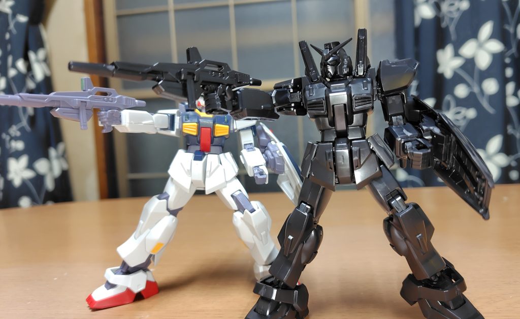 前回投稿のエゥーゴ仕様(REVIVE版)と供にビーム構えて。エゥーゴ仕様は普通の握り拳でグリップ握る形だが、基が旧HG版の本機はアップしても黒一色で分かり辛いですが人差し指で引き金を引く形になってます。