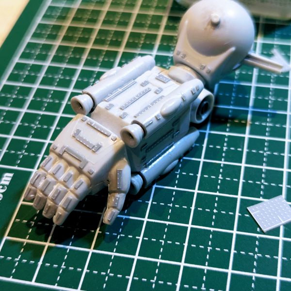 プラ板ジャンキーへの道が、、、口を開けようとしています🤤こ、これは手が止まらなくなるっ💫AKさんからディテールアップのコツをご教示頂きましたので、いざトライッ❗️2、3時間が一瞬で溶けます笑このディテールアップ工程により、多くの陰影が生まれますが、しみさん流筆塗りとどう作用していくか、まったくお先が見えませんっ💫塗面も確保したい!だけどもっともっと付けたい欲求が抑えられず、すでに葛藤が始まっています(zaku-kao8)まさに沼っ。中毒性が強いですね、こちらの界隈はっ💫笑ただ、真のジャンキー、AKさんの夥しい量と複数サイズのコンビネーションの作品群と比べたら蒙古斑の取れてない坊やのよう、、貼って貼って貼って貼って貼って貼って貼って貼って貼って貼っていうぅぅ✨笑(2枚目)