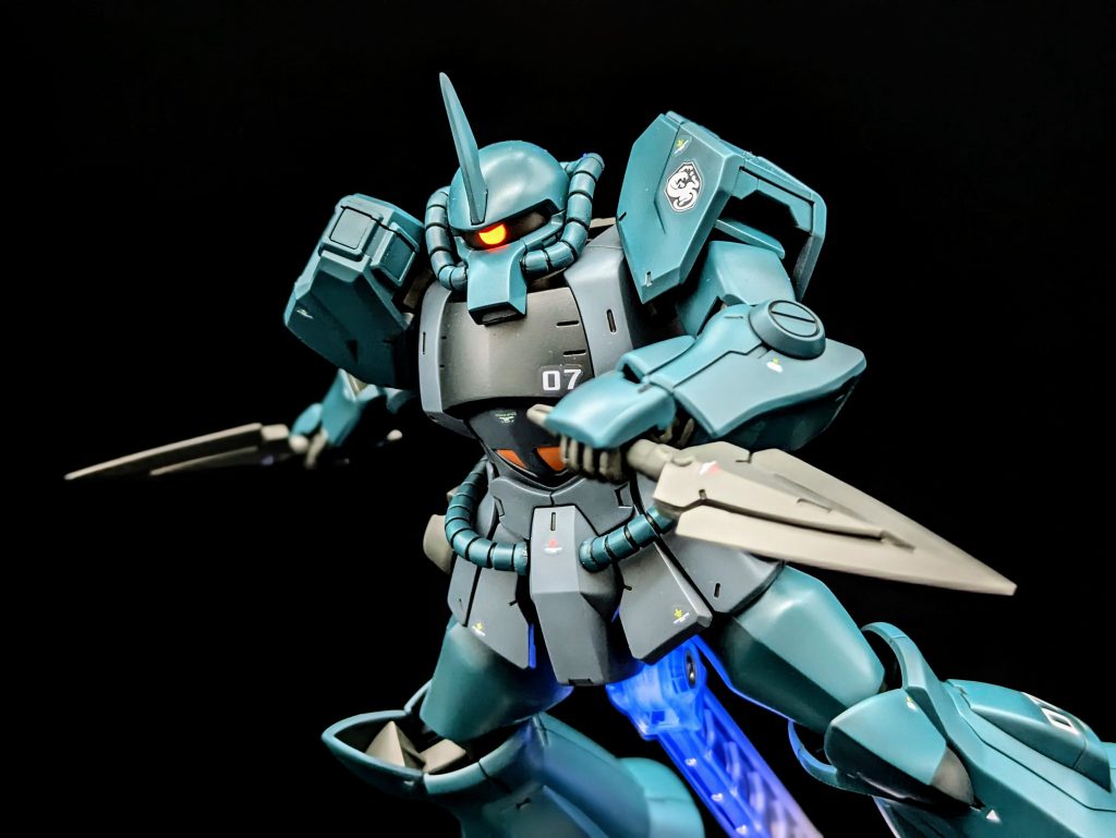 左肩に第七機甲師団のエンブレムのデカールを貼りました‼️モノアイは蛍光塗装で塗装し、UVライトで光るようにしています💥