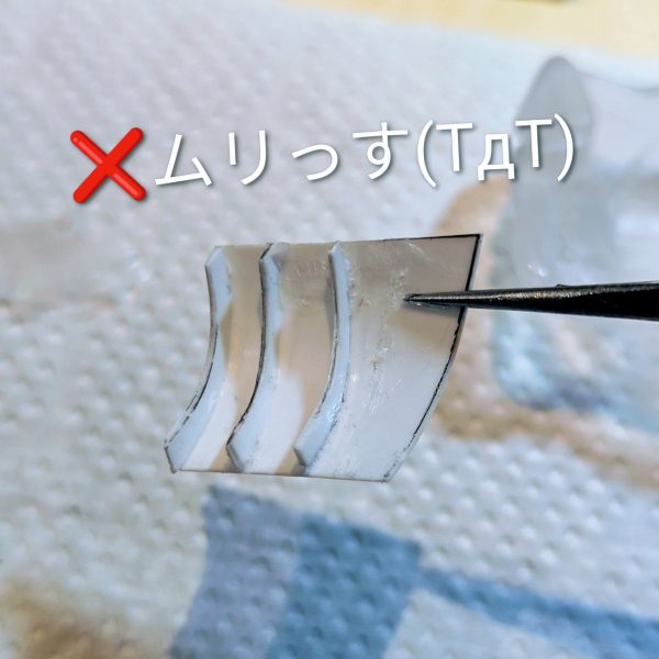 みなさんは、肩パーツのひとつが突如消えたりした経験はないでしょうか😨？神隠し、妖精の仕業としか思えないような、、、ウチの場合はちびっこさんがぶっちぎりで第1容疑者なんですが、ない物は仕方ないのでレシピにあったプラ板で作成しようと意気込みました✨、、、ムリでした(TдT)ﾁｰｰﾝｯ笑絶望的に寸法が合わず。。。ドム、MGザクの肩なども合わせて見てもまったく合わず。どうしよう、、タコザク断念がチラつき出した頃、「型枠」「レジン」などのワードが❗️そして、コレええやんをついに発見(ﾟ∀ﾟ)✨【おゆプラ型枠で肩パ複製✨】1.おゆプラ棒3本をコップに入れ熱湯を注ぎ3分待ちます🐱こちらがとんでもない性能で、お湯を掛ければ何度でも変形してやり直せる、昔のアニメのような超性能Σ(ﾟДﾟ)✨🐼2.グニャグニャになった1を珪藻土コースターの上で型枠①を成形。珪藻土が余分な水分を吸ってくれます✨3.肩パーツを2にずぶずぶとつっこみます😸そして両端に型枠同士をはめる為にカットします(写真4)その後、20分待ちます4.パーツ以外にメンタムを隅々に塗っていきます5.おゆプラ2本と、さっきカットした分をまたコップに入れて3分6.何度か珪藻土コースターの上でこねて余分な水分を取り、型枠①の上からかぶせて蓋となる型枠②を成形。カットした所にしっかり充填し、密閉していきます。20分固まるまで寝かせます🐱7.メンタムが効いてますのでスルッと取れますが割れないようにゆっくり型枠②と肩パーツを取り外します8.湯煎したレジンを型枠①の四隅から注ぎ入れていきます✨気泡は楊枝で潰れますが、行き渡らないところは何度か追加レジンで修正できますので気にせずやっちゃってください😸9.もりもりレジンを注いだら型枠②をしっかり押し込んで密閉します。この時カットした部分が効果を発揮、互いに噛み合ってズレない型枠となります✨10.ダイ◯ソーで300円、ネイルアート用のブラックライト照射機でまず2分、裏返して2分照射します✨11.カッチカチに固まります✨欠けているところはレジンをつけてまた型枠に戻して10の工程をもう一度12.3回ほどやったら欠けはなくなりました✨あとは鉄ヤスリでゴリゴリ削って出来上がり😸✨あまりにうまく行きましたのでヘッドも作ろうかと✨@まこアニキの動画を見て作成しました。アニキ、有り難うございます(TдT)（3枚目）