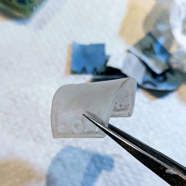 みなさんは、肩パーツのひとつが突如消えたりした経験はないでしょうか😨？神隠し、妖精の仕業としか思えないような、、、ウチの場合はちびっこさんがぶっちぎりで第1容疑者なんですが、ない物は仕方ないのでレシピにあったプラ板で作成しようと意気込みました✨、、、ムリでした(TдT)ﾁｰｰﾝｯ笑絶望的に寸法が合わず。。。ドム、MGザクの肩なども合わせて見てもまったく合わず。どうしよう、、タコザク断念がチラつき出した頃、「型枠」「レジン」などのワードが❗️そして、コレええやんをついに発見(ﾟ∀ﾟ)✨【おゆプラ型枠で肩パ複製✨】1.おゆプラ棒3本をコップに入れ熱湯を注ぎ3分待ちます🐱こちらがとんでもない性能で、お湯を掛ければ何度でも変形してやり直せる、昔のアニメのような超性能Σ(ﾟДﾟ)✨🐼2.グニャグニャになった1を珪藻土コースターの上で型枠①を成形。珪藻土が余分な水分を吸ってくれます✨3.肩パーツを2にずぶずぶとつっこみます😸そして両端に型枠同士をはめる為にカットします(写真4)その後、20分待ちます4.パーツ以外にメンタムを隅々に塗っていきます5.おゆプラ2本と、さっきカットした分をまたコップに入れて3分6.何度か珪藻土コースターの上でこねて余分な水分を取り、型枠①の上からかぶせて蓋となる型枠②を成形。カットした所にしっかり充填し、密閉していきます。20分固まるまで寝かせます🐱7.メンタムが効いてますのでスルッと取れますが割れないようにゆっくり型枠②と肩パーツを取り外します8.湯煎したレジンを型枠①の四隅から注ぎ入れていきます✨気泡は楊枝で潰れますが、行き渡らないところは何度か追加レジンで修正できますので気にせずやっちゃってください😸9.もりもりレジンを注いだら型枠②をしっかり押し込んで密閉します。この時カットした部分が効果を発揮、互いに噛み合ってズレない型枠となります✨10.ダイ◯ソーで300円、ネイルアート用のブラックライト照射機でまず2分、裏返して2分照射します✨11.カッチカチに固まります✨欠けているところはレジンをつけてまた型枠に戻して10の工程をもう一度12.3回ほどやったら欠けはなくなりました✨あとは鉄ヤスリでゴリゴリ削って出来上がり😸✨あまりにうまく行きましたのでヘッドも作ろうかと✨@まこアニキの動画を見て作成しました。アニキ、有り難うございます(TдT)（6枚目）