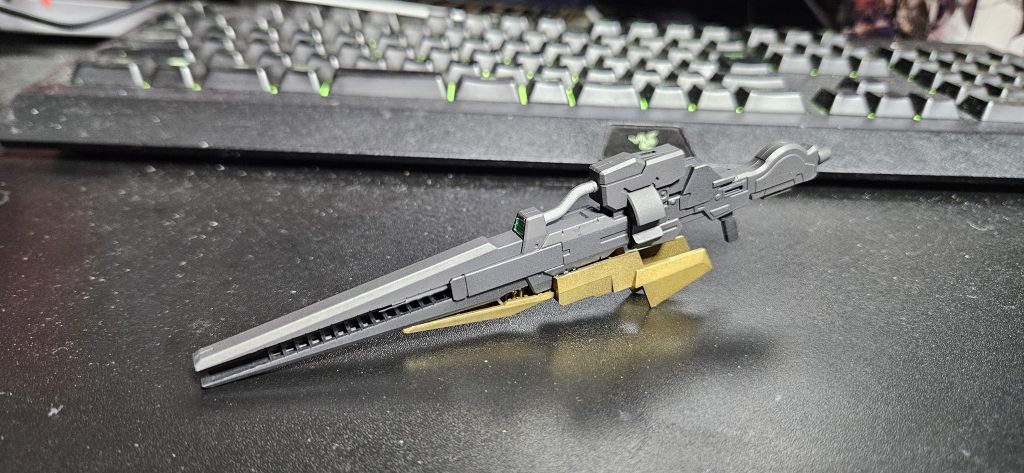 ハイビームライフルデルタガンダムのビームライフルに中間以前に新規のパーツを組み付ける事で解放式バレルタイプの高出力ビームライフルに改造された物。重くなって肩のBJ調整しないと構えられません…調整します…