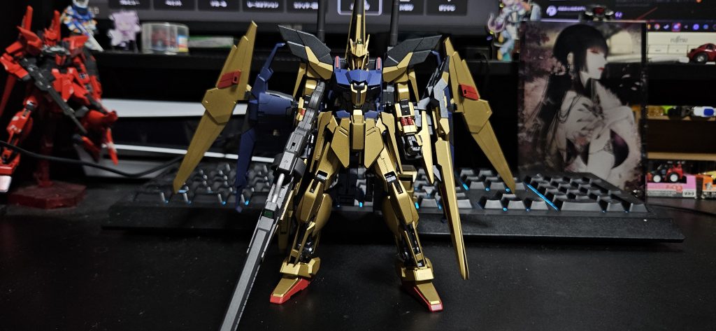 アドバンスドデルタガンダムと合体しアドバンスドデルタガンダムHMになった形態デルタガンダム側の改造は最低限ですが、ビルド系らしい見た目に変わるので背負い物は大事ですね。