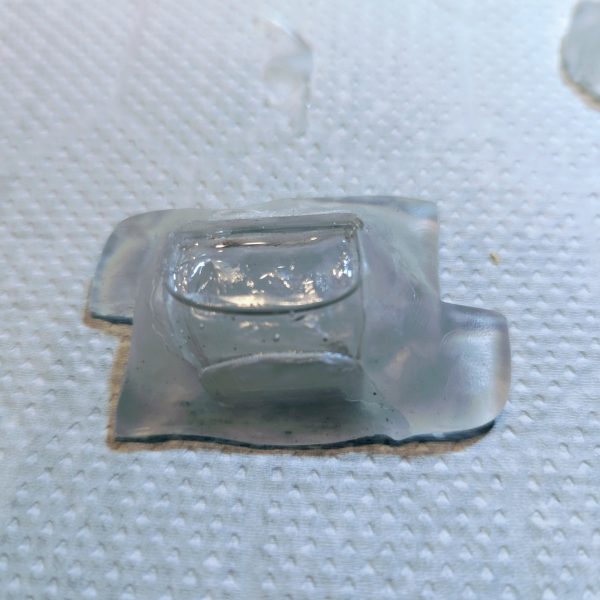 みなさんは、肩パーツのひとつが突如消えたりした経験はないでしょうか😨？神隠し、妖精の仕業としか思えないような、、、ウチの場合はちびっこさんがぶっちぎりで第1容疑者なんですが、ない物は仕方ないのでレシピにあったプラ板で作成しようと意気込みました✨、、、ムリでした(TдT)ﾁｰｰﾝｯ笑絶望的に寸法が合わず。。。ドム、MGザクの肩なども合わせて見てもまったく合わず。どうしよう、、タコザク断念がチラつき出した頃、「型枠」「レジン」などのワードが❗️そして、コレええやんをついに発見(ﾟ∀ﾟ)✨【おゆプラ型枠で肩パ複製✨】1.おゆプラ棒3本をコップに入れ熱湯を注ぎ3分待ちます🐱こちらがとんでもない性能で、お湯を掛ければ何度でも変形してやり直せる、昔のアニメのような超性能Σ(ﾟДﾟ)✨🐼2.グニャグニャになった1を珪藻土コースターの上で型枠①を成形。珪藻土が余分な水分を吸ってくれます✨3.肩パーツを2にずぶずぶとつっこみます😸そして両端に型枠同士をはめる為にカットします(写真4)その後、20分待ちます4.パーツ以外にメンタムを隅々に塗っていきます5.おゆプラ2本と、さっきカットした分をまたコップに入れて3分6.何度か珪藻土コースターの上でこねて余分な水分を取り、型枠①の上からかぶせて蓋となる型枠②を成形。カットした所にしっかり充填し、密閉していきます。20分固まるまで寝かせます🐱7.メンタムが効いてますのでスルッと取れますが割れないようにゆっくり型枠②と肩パーツを取り外します8.湯煎したレジンを型枠①の四隅から注ぎ入れていきます✨気泡は楊枝で潰れますが、行き渡らないところは何度か追加レジンで修正できますので気にせずやっちゃってください😸9.もりもりレジンを注いだら型枠②をしっかり押し込んで密閉します。この時カットした部分が効果を発揮、互いに噛み合ってズレない型枠となります✨10.ダイ◯ソーで300円、ネイルアート用のブラックライト照射機でまず2分、裏返して2分照射します✨11.カッチカチに固まります✨欠けているところはレジンをつけてまた型枠に戻して10の工程をもう一度12.3回ほどやったら欠けはなくなりました✨あとは鉄ヤスリでゴリゴリ削って出来上がり😸✨あまりにうまく行きましたのでヘッドも作ろうかと✨@まこアニキの動画を見て作成しました。アニキ、有り難うございます(TдT)（5枚目）