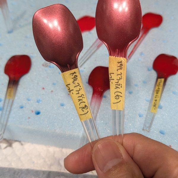 なるほど、、圧を下げると粒がでかくなる 不思議な現象だわん左 チョコレート右 あずき色 …制作が全然進みません😆信じられないぐらい色んなパターンを毎日試してはボツにしてます🤣（5枚目）