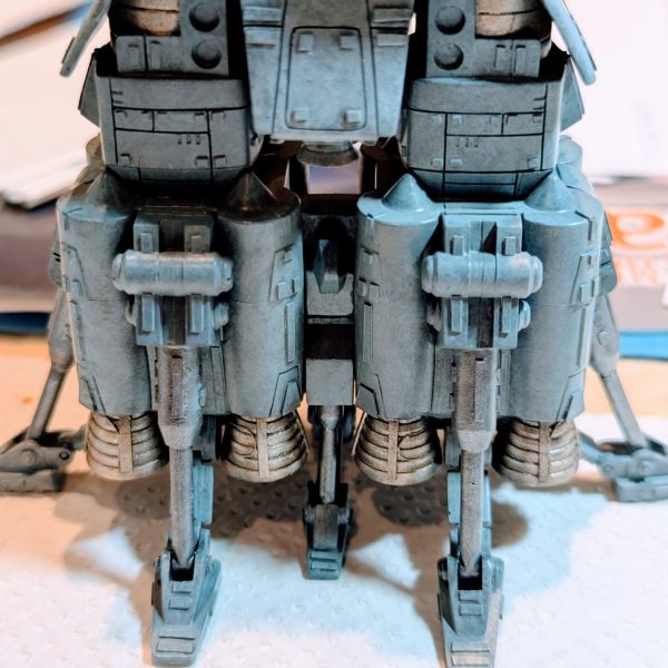 rioさん、ホワイト系だとめっちゃ透けますね😹潮時が分からないです、、(;´Д｀)ﾊｧﾊｧ💫RLMライトブルー⇒新色のSEEDカラー、ブラックナイトスコードカルラライトブルー(長いw)でいま１巡目しました。下地がより出やすいから塗り潰してしまいがちになるところをグッと堪えて後工程の効果を活かそうとする胆力がいりますね💧ネコ氏はゴハンをあげた後はゴキゲンでマスクを被ってくれます😸SEEDっぽいすかね✨笑（2枚目）