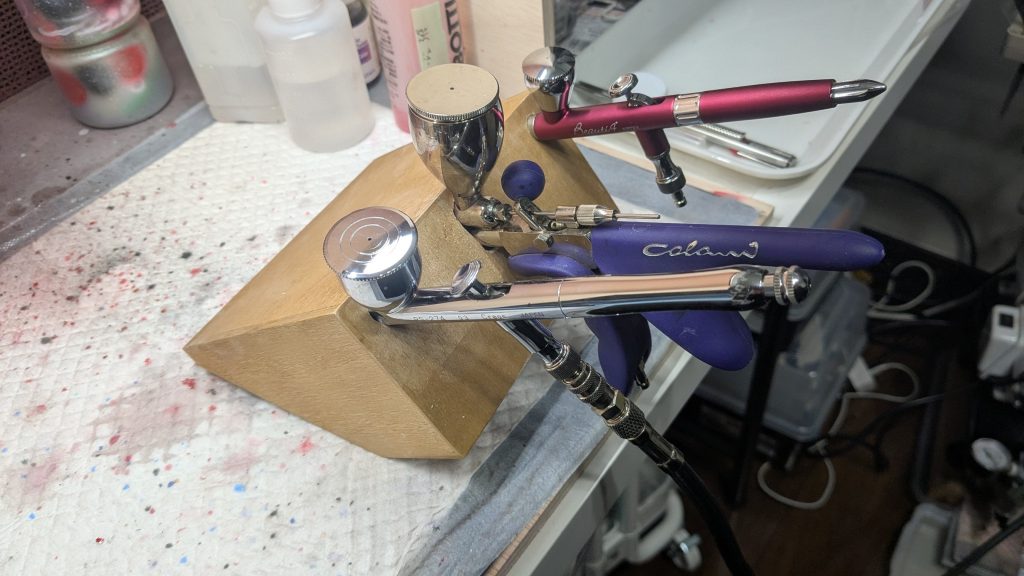 作品名：エアブラシスタンド(220円)<p>100均のペン立てを改造してエアブラシスタンドを製作✌️…といっても穴空けて、転倒防止にオモリを付けただけ。220えん(笑) …しかしカラフルなラインナップだな(笑) 気づけばハンドピースも3本目…いつの間にやら🤣</p>
