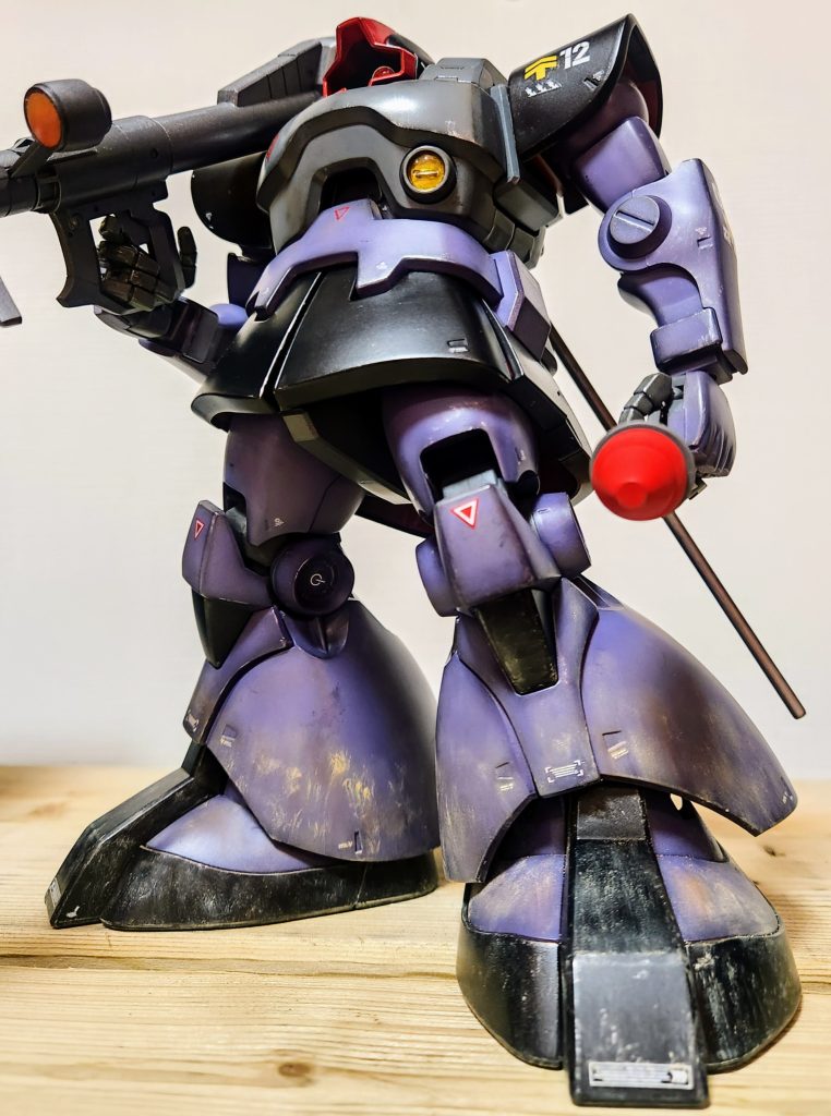 また二十年数前にデタラメに作ったMGドムをリニューアルに挑戦しました。この時は塗装にグラデーションつけたり、妄想設定で一般兵士が駆る機体にしようと制作しました。いつも意識している事は、パッと見で派手に弄った箇所がわからない様に仕上げる事です。何故なら特別な技法も、確立された作風もまだ無いので、地味でも色んな過程の工作が、全体に馴染んでバランス良く収まれば、拙い私でも格好良くしてあげられるからです。 超絶なスタイル改修や可動、ハイクオリティな塗装、目を見張るディテールアップ等出来ない私でも、単純な工作が全体にバランスを崩さない様に、ある程度馴染ませて作れれば、格好良く仕上げられます。 格好良い!と自己肯定出来るのも大切な部分だと思います。趣味ですから楽しく良い時間にしたいですもんね。