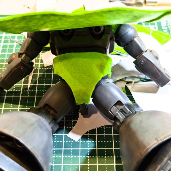 ついにこの辺境の地のダイソーにも、山田化学㈱様の基地セットが発売されました(TдT)✨即フルセット購入、突貫で塗装している合間に、ドム=カンダタ似てる説を再び検証w足を細いのに付け替えたかったですが、ドムは一回り股関節が太く、断念😿フェルトでマントとパンツを履かせて寒い夜もこれなら安心(zaku-kao8)ネコ氏は毎回参加の常連さんですが、今回は嫁氏に参加協力を仰ぎ、拝み倒してツリーを仕上げて貰い、Xmasっぽさを追加🙏逆算しないと紅白戦間に合わない危機感を覚えつつ、再び塗装部屋へ戻ります(｀･ω･´)ゞジーク・ジオン✨（4枚目）