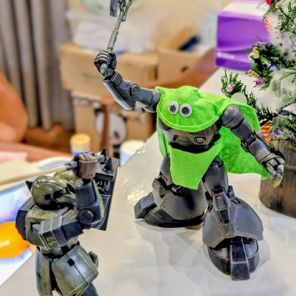 ついにこの辺境の地のダイソーにも、山田化学㈱様の基地セットが発売されました(TдT)✨即フルセット購入、突貫で塗装している合間に、ドム=カンダタ似てる説を再び検証w足を細いのに付け替えたかったですが、ドムは一回り股関節が太く、断念😿フェルトでマントとパンツを履かせて寒い夜もこれなら安心(zaku-kao8)ネコ氏は毎回参加の常連さんですが、今回は嫁氏に参加協力を仰ぎ、拝み倒してツリーを仕上げて貰い、Xmasっぽさを追加🙏逆算しないと紅白戦間に合わない危機感を覚えつつ、再び塗装部屋へ戻ります(｀･ω･´)ゞジーク・ジオン✨（2枚目）