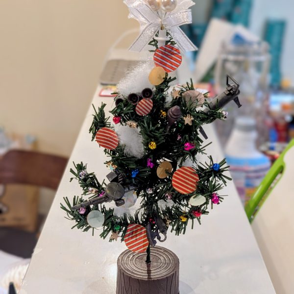 ついにこの辺境の地のダイソーにも、山田化学㈱様の基地セットが発売されました(TдT)✨即フルセット購入、突貫で塗装している合間に、ドム=カンダタ似てる説を再び検証w足を細いのに付け替えたかったですが、ドムは一回り股関節が太く、断念😿フェルトでマントとパンツを履かせて寒い夜もこれなら安心(zaku-kao8)ネコ氏は毎回参加の常連さんですが、今回は嫁氏に参加協力を仰ぎ、拝み倒してツリーを仕上げて貰い、Xmasっぽさを追加🙏逆算しないと紅白戦間に合わない危機感を覚えつつ、再び塗装部屋へ戻ります(｀･ω･´)ゞジーク・ジオン✨（5枚目）