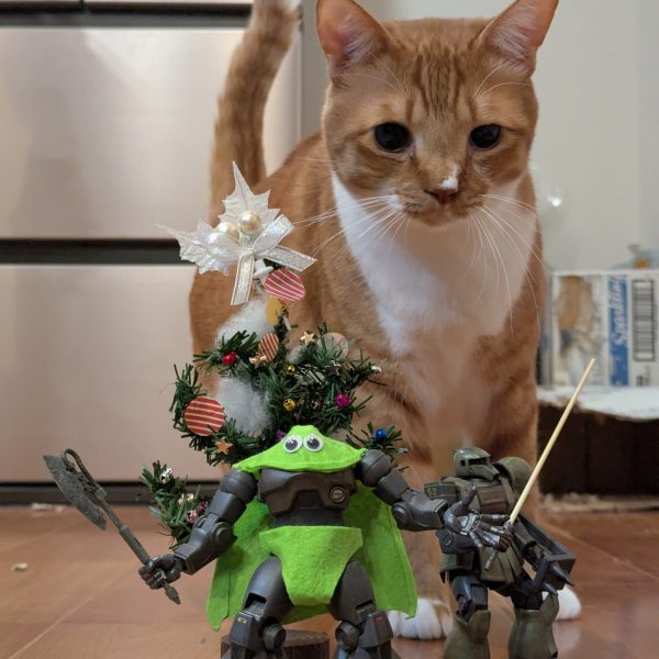 ついにこの辺境の地のダイソーにも、山田化学㈱様の基地セットが発売されました(TдT)✨即フルセット購入、突貫で塗装している合間に、ドム=カンダタ似てる説を再び検証w足を細いのに付け替えたかったですが、ドムは一回り股関節が太く、断念😿フェルトでマントとパンツを履かせて寒い夜もこれなら安心(zaku-kao8)ネコ氏は毎回参加の常連さんですが、今回は嫁氏に参加協力を仰ぎ、拝み倒してツリーを仕上げて貰い、Xmasっぽさを追加🙏逆算しないと紅白戦間に合わない危機感を覚えつつ、再び塗装部屋へ戻ります(｀･ω･´)ゞジーク・ジオン✨（3枚目）