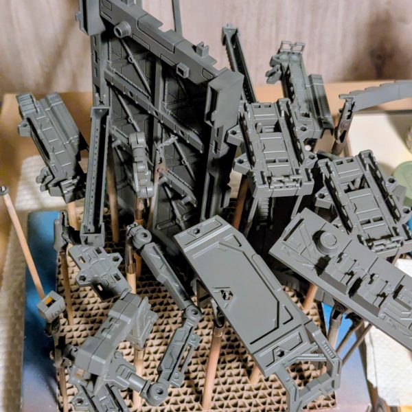 ついにこの辺境の地のダイソーにも、山田化学㈱様の基地セットが発売されました(TдT)✨即フルセット購入、突貫で塗装している合間に、ドム=カンダタ似てる説を再び検証w足を細いのに付け替えたかったですが、ドムは一回り股関節が太く、断念😿フェルトでマントとパンツを履かせて寒い夜もこれなら安心(zaku-kao8)ネコ氏は毎回参加の常連さんですが、今回は嫁氏に参加協力を仰ぎ、拝み倒してツリーを仕上げて貰い、Xmasっぽさを追加🙏逆算しないと紅白戦間に合わない危機感を覚えつつ、再び塗装部屋へ戻ります(｀･ω･´)ゞジーク・ジオン✨（6枚目）