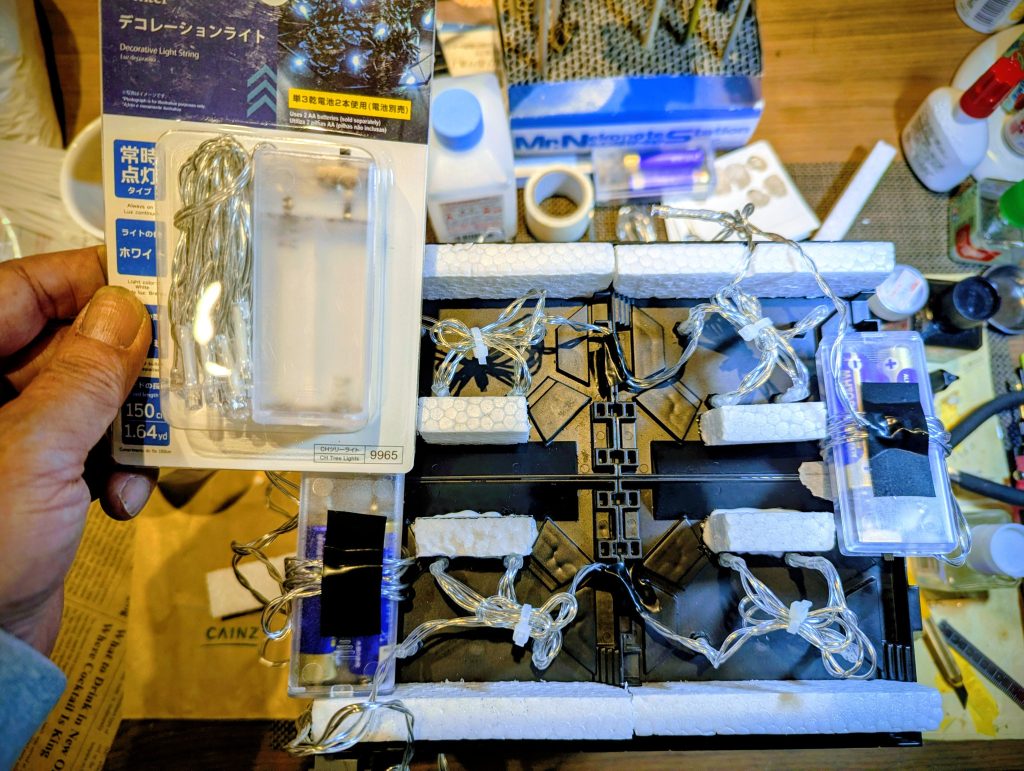 ガンダムおじ3さんの投稿見て、気づいたら3日溶けてましたw(zaku-kao8)4mmで穿孔し、Xmas用のLED照明を28灯仕込みました(*´Д`)ハァハァ💫8灯で100円、あとは単3電池2本という格安コストで出来たのがありがたかったです💨