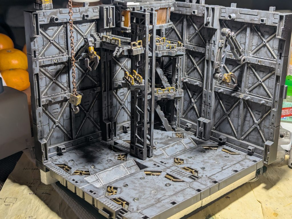 山田基地、オプションが今後も増えて行きそうでダイソー行くのが楽しみになりました😸時間もないし、塗装面も多いしでエアブラシでブハーッと行きます💨そこへヒルドルブでやったケープ塗装剥がしをひさびさに✨【山田基地カラーレシピ】1.メカサフヘヴィ2.シルバー、ゴールド、イエロー3:オレンジ1の小物塗り分け3.ケープを全体に塗布4.ダークアイアン(履帯色)を薄めに塗布5.水筆で4を落として行きます6.ツヤありトップコート7.スターブライトアイアンでドライブラシ8.八雲塗料で部分塗り(錆、オイル漏れ)9.電飾用の穿孔、取付