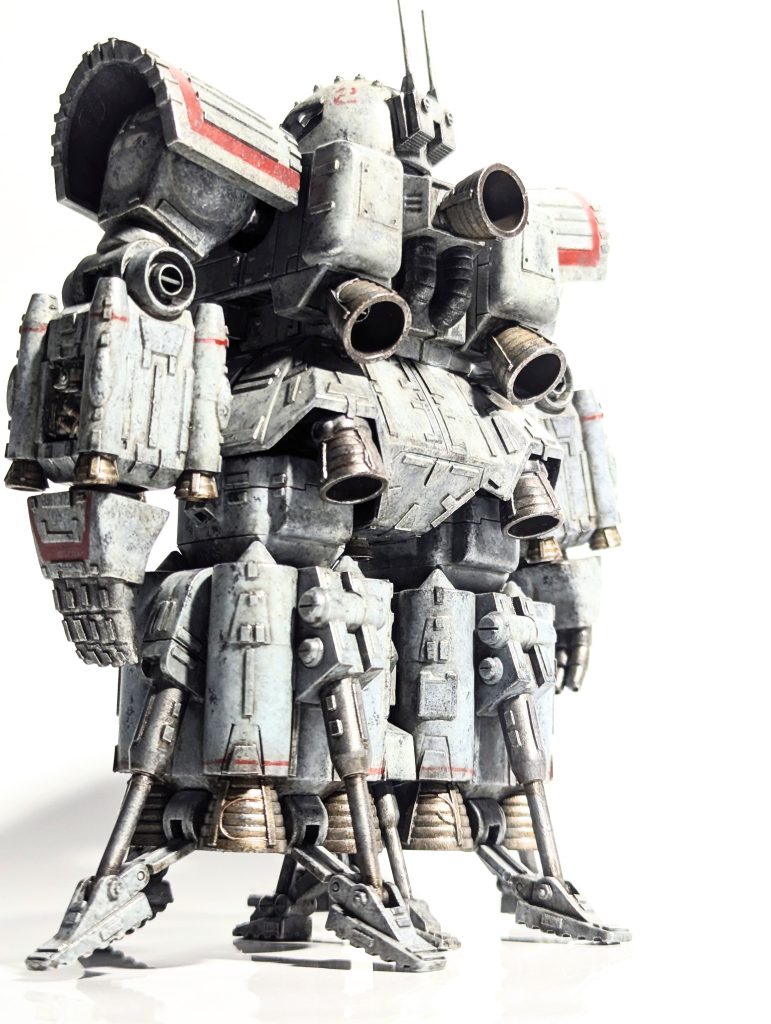 ここからはカラーリングレシピとなります。今年は何と言ってもしみさん流の水性ホビーカラー筆塗り塗装の修行が始められたのが非常に大きかったですヽ(´エ`)ノ✨rioさんのお優しい個別指導のおかげで入りやすかったです、あざますっ(TдT)【カラーリング・レシピ】1.おなじみのメカサフへヴィで下地2.マホガニーで汚れ、シャドウをあらかじめ入れる。ここの工程がなにげに好きです✨2周。3.RLMライトブルー、2周。4.新色のSEEDカラー、ブラックナイトスコードカルラライトブルー(長いw)、2周。5.エナメルのレッドで手描きデカール6.エナメルのダークグレーでチッピング。チッピングしている時は生を実感できる時wヽ(´エ`)ノ✨7.半ツヤトップコート(水性)8.タミヤエナメル、ダークブラウンでピンウォッシュ。ここでもrioさんの助言で、白い機体にビン底の高濃度を掬って希釈だと真っ黒けになるとΣ(゚Д゚)❗️…あぶねぇあぶねぇぇ💦さぐりさぐり…いつものピンウォッシュ濃度のさらに倍希釈ほどで今回やってみましたヽ(´エ`)ノただ、答えはありません。やってみるしかないですね(zaku-kao8)9.ラッカーのつや消しトップコート10.宇宙デブリにガツガツ衝突擦過痕、強めのメタル感を出したくてアクリルのスターブライトシルバーでドライブラシ✨とにかく角が多い機体になりましたのでとことんブラッシング(ΦωΦ)✨この工程でも生を実感できましたヽ(´エ`)ノ笑11.最後にウェザリングカラー、マルチホワイトで明度を1段上げるハイライトを少々。