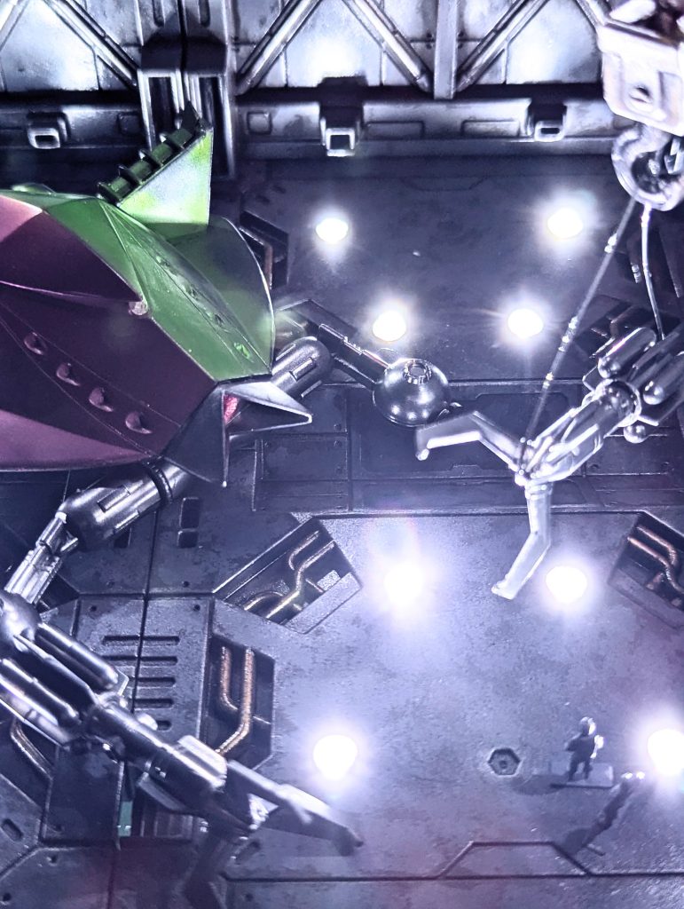 作ってよかった、山田ベース✨早速応用が効きました。ビグロからビグ・ラングへ改修過程。シャア大佐が搭乗されるかも知れん！赤に決まったとるだろう、赤に❗️そんな声が聞こえてきそうなカットです(zaku-kao8)(キャンディ塗装の練習で右左違うシルバー、左右違うメーカーのクリア塗装実験機というのは黙っておこう…うん。)