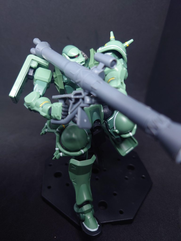 一番好きなポーズはザク・バズーカを持ってるとこですね。ちょっとピント合わなくてぼけちゃいましたけど…