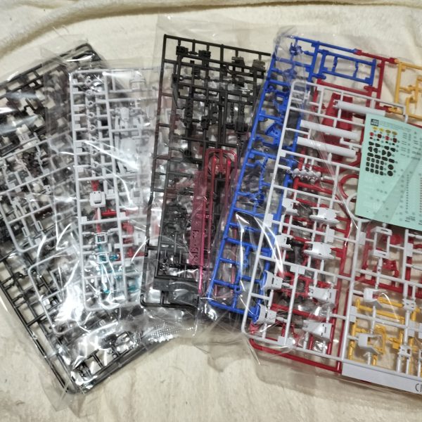 最後の積みプラ発売日に買ったRG GUNDAM 2.0バルカン辺りの金型が修正されてるらしいけど、初期ロット作ってしまったらしばらく次はないゆっくりやっていきます（3枚目）