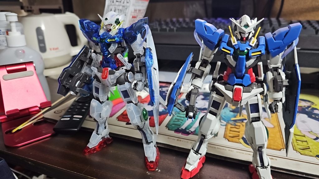 前に作ったクリア無いエクシアと2ショット📸MGのクリアは内部ディテールも見えるのでなかなか映ますね✨ あと、最後にささやかではございますがプレ企画を用意させて頂きました。詳しくはつぶやきの方をご確認くださいね(* ᴗ͈ˬᴗ͈)”皆様に良きクリスマスと新年を✨