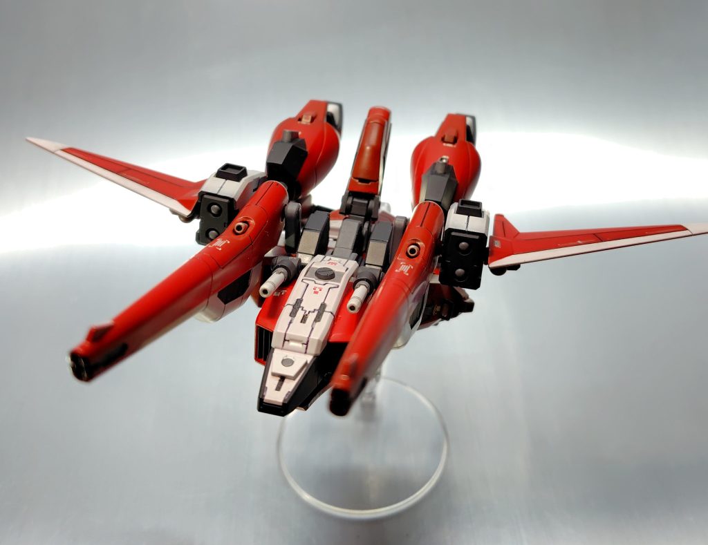 ヴェスバーと膝が連なる感じが立体的にやりたかったところです。メタスの肩と脚のイメージで変形連結ガッチャンコできるともっと良かったんですが技術的に無理でした。