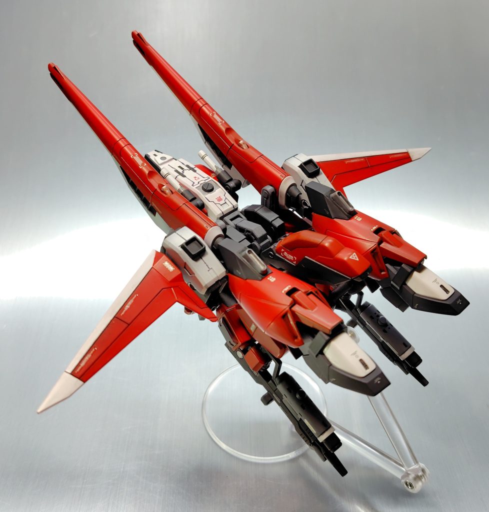 脚の間に空間あったのでハイニューのファンネルコンテナを加工して装着。垂直尾翼にはならんですがそんな感じで。