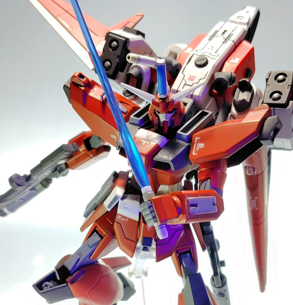 ビコーン　いまいち。流行りの蛍光塗料でツインカメラ塗ってますがブラックライトの当て方悪くてイマイチどころかわっるい顔つきに見えます。市販デカールを少々貼って艶消しコーティングです。艶消しには黒系塗料を混ぜてトーン落としてます。下地黒の上の赤が一段と赤黒くなります。わかりにくですな。