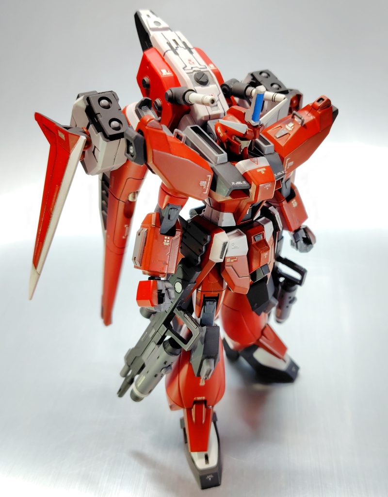 塗装は装甲裏等と各エッジ部に黒系吹いて、関節には灰色、本体はレッド(混ぜ物なし)、白部分もそのまま白です。すべて水性です。余談：ちょっと前に塗装ブースが壊れて買い換えました。同じ時期(約20年前)に買ったコンプのL5はまだぴんぴんしてるのでなんだかんだで良いものですなァ。しかしエアブラシも１本壊れたのでちょいとインフラ整備が必要かも。