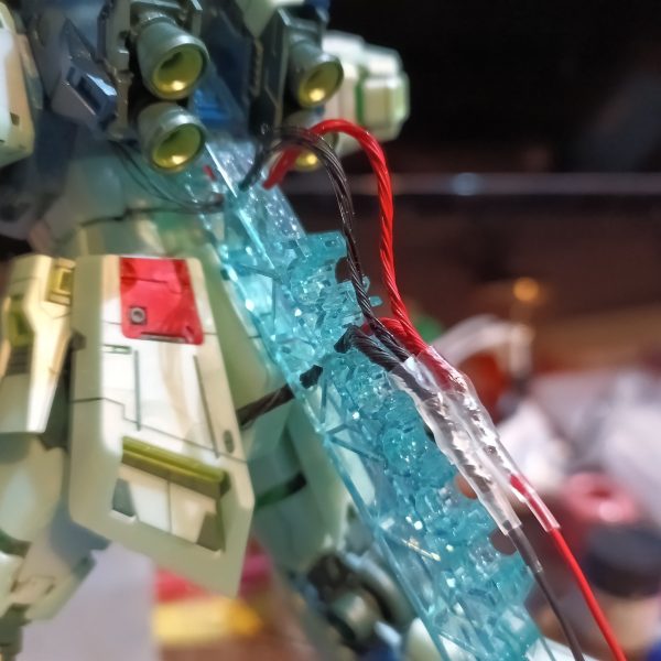 上半身と下半身合体、ガシャコ〜ン‼️😅💦（クラフタチャンネル風😅）テスト点灯もバッチリ👍‼️台座の接続部分は角度キープの部分が折れてしまったのでビス止めに😅💦しかしおかげで角度調整が自由になったので不幸中の幸い😅🤣💦💦（2枚目）