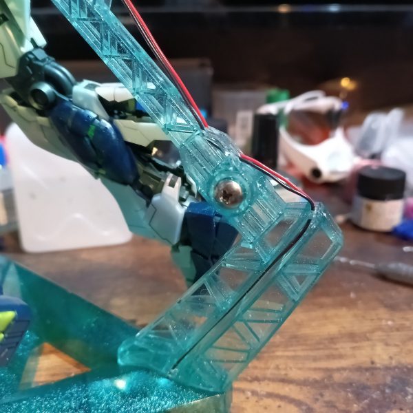 上半身と下半身合体、ガシャコ〜ン‼️😅💦（クラフタチャンネル風😅）テスト点灯もバッチリ👍‼️台座の接続部分は角度キープの部分が折れてしまったのでビス止めに😅💦しかしおかげで角度調整が自由になったので不幸中の幸い😅🤣💦💦（3枚目）