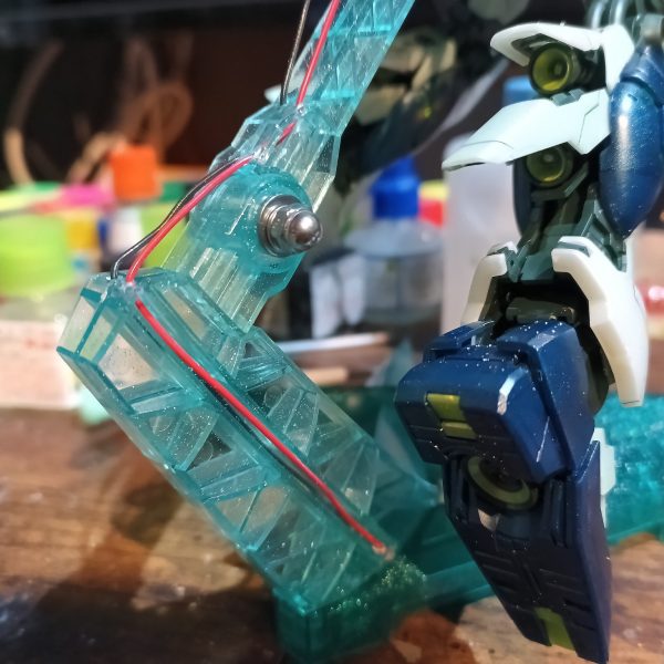 上半身と下半身合体、ガシャコ〜ン‼️😅💦（クラフタチャンネル風😅）テスト点灯もバッチリ👍‼️台座の接続部分は角度キープの部分が折れてしまったのでビス止めに😅💦しかしおかげで角度調整が自由になったので不幸中の幸い😅🤣💦💦（4枚目）