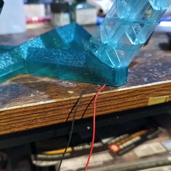 上半身と下半身合体、ガシャコ〜ン‼️😅💦（クラフタチャンネル風😅）テスト点灯もバッチリ👍‼️台座の接続部分は角度キープの部分が折れてしまったのでビス止めに😅💦しかしおかげで角度調整が自由になったので不幸中の幸い😅🤣💦💦（5枚目）