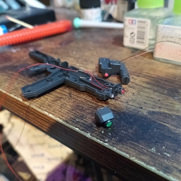 逆襲のシャアシリーズからヤクト•ドーガ始めました😁作中少々陰の薄いギュネイ機をチョイス🤣潔いモナカ割りで配線が助かります😁👍（3枚目）