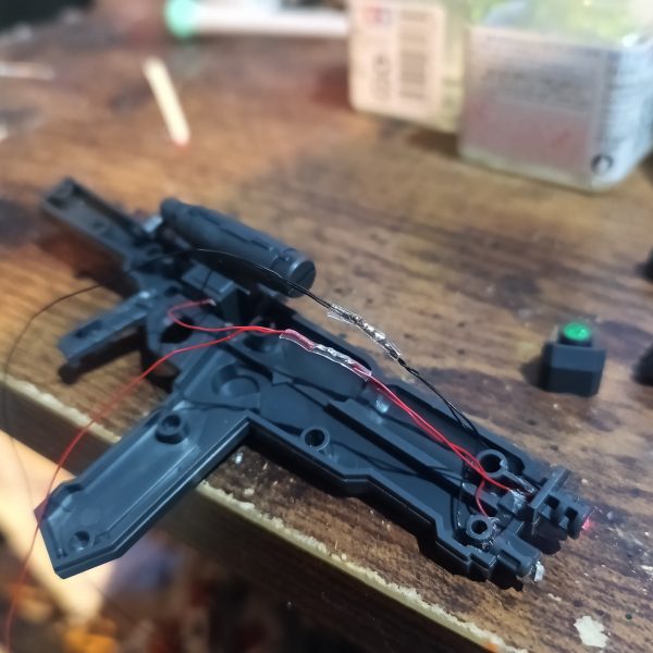 逆襲のシャアシリーズからヤクト•ドーガ始めました😁作中少々陰の薄いギュネイ機をチョイス🤣潔いモナカ割りで配線が助かります😁👍（2枚目）