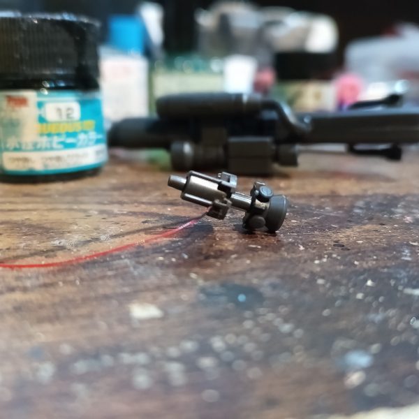 サザビーと違いファンネルの側面がマウントされるので配線を悩みましたが、うまくいきました😅👍（2枚目）