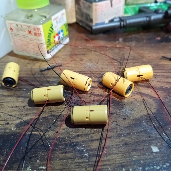 サザビーと違いファンネルの側面がマウントされるので配線を悩みましたが、うまくいきました😅👍（3枚目）