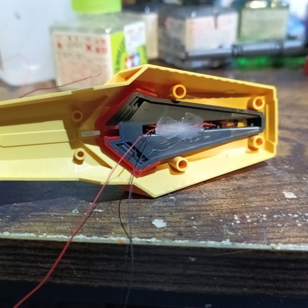 サザビーと違いファンネルの側面がマウントされるので配線を悩みましたが、うまくいきました😅👍（5枚目）