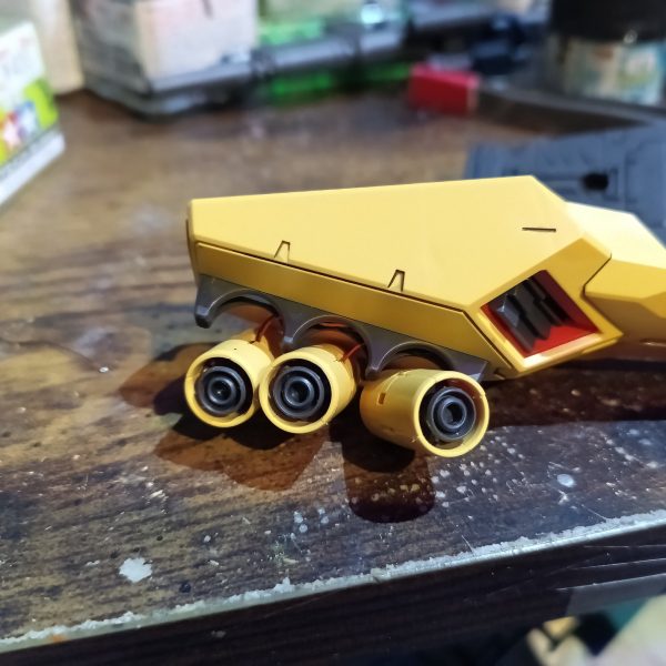 サザビーと違いファンネルの側面がマウントされるので配線を悩みましたが、うまくいきました😅👍（4枚目）