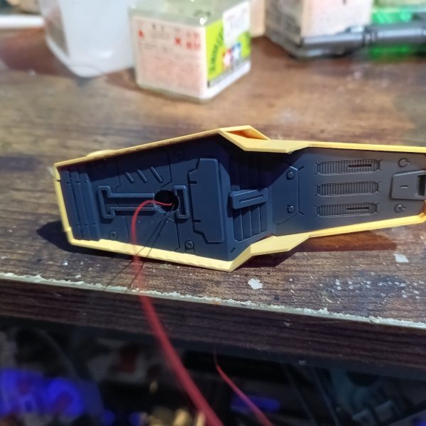 サザビーと違いファンネルの側面がマウントされるので配線を悩みましたが、うまくいきました😅👍（6枚目）