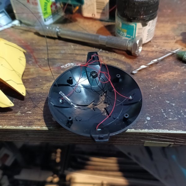 シールドのメガ粒子砲にグリーン、肩のバーニアはブルーを組込み‼️👍（2枚目）