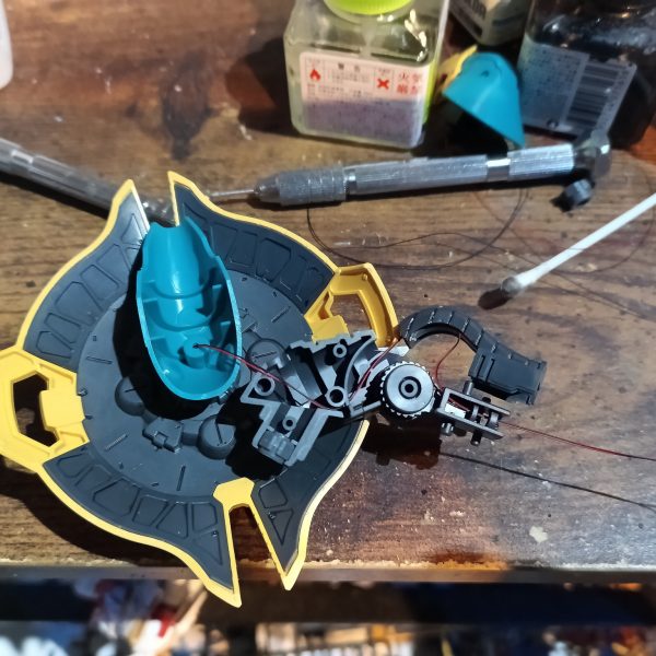 シールドのメガ粒子砲にグリーン、肩のバーニアはブルーを組込み‼️👍（4枚目）