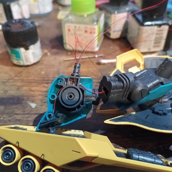 シールドのメガ粒子砲にグリーン、肩のバーニアはブルーを組込み‼️👍（6枚目）