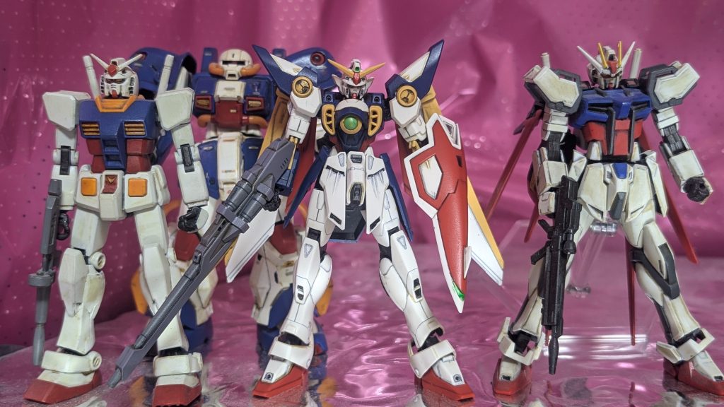 我が家にあるトリコロールカラーの奴等。なんかひとりガンダムじゃないのがいますが御愛嬌(笑)設定では頭頂高16.3mのウイングガンダムが頭頂高18mのRX‐78-2ガンダムと同じ高さ??😅