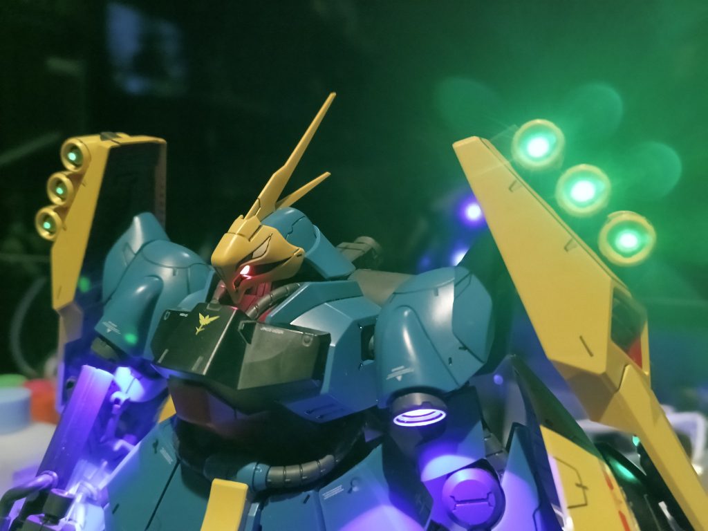 ファンネル達‼️1番熱量の高いミサイルだ‼️当たれぇ‼️‼️