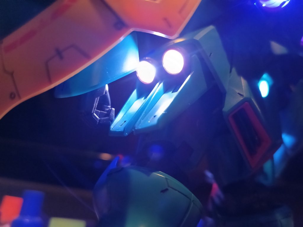 肩部、脚部、バックパックのバーニアはブルー、お尻とサイドアーマーのバーニアはホワイト👍