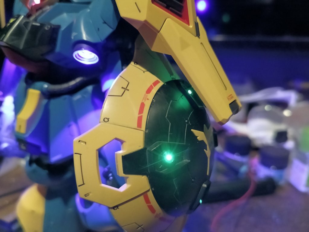 劇中で発射されたか記憶にないですが、メガ粒子砲内蔵シールドらしいのでグリーンを入れてみました😅