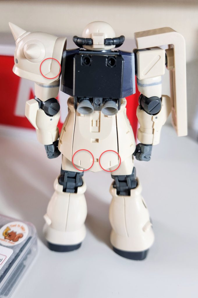 写真のガンプラも元々のモールドの彫り直しをしたり、○で囲んだ部分の様に地味にスジ彫りやモールドを足してみたりも効果的だと感じます。見た方々に「あれ?何か素組と違う気がする」と思って貰えれば、自分でも大体格好良いと満足出来ています。 作業している間も楽しいものですし、少しずつ練習にもなりますから、一つ作る毎に何かにチャレンジしています。いつかド派手な作品も作れる様になりたいですから、経験出来る機会は大切ですし、失敗も経験になりますもんね。