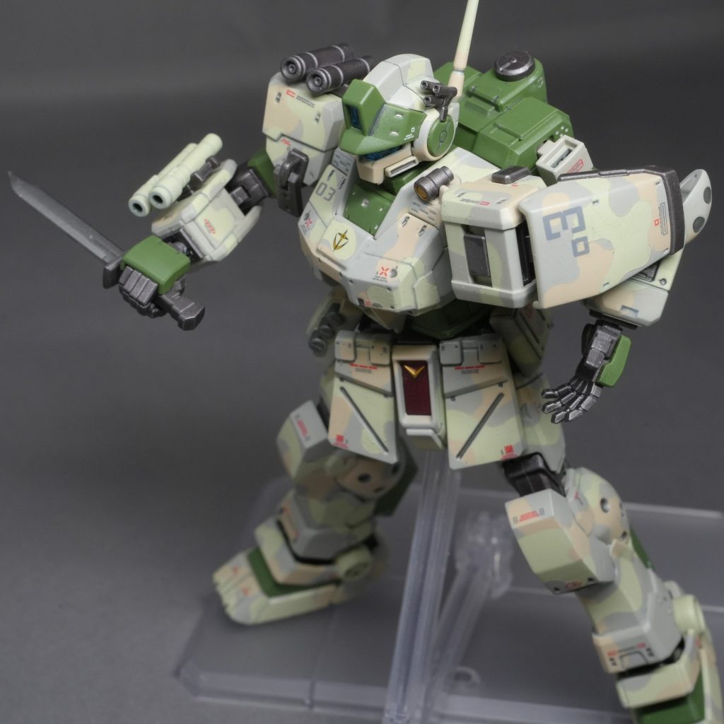 次に市販の道具に逃げました。ハイキューパーツさんから出ている迷彩柄マスキングテープを使って塗り分け。柄を考える必要がなくなったので、ようやく先に進めました・・・